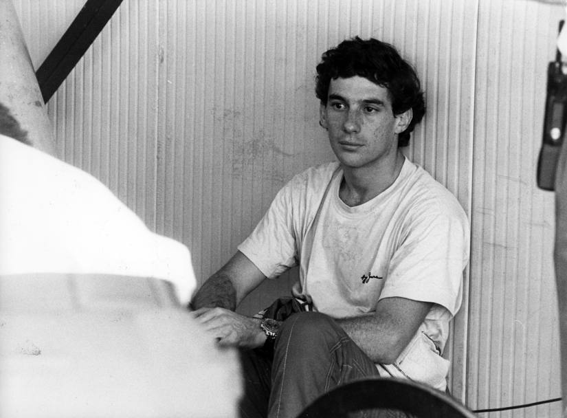 Ayrton Senna nacque a San Paolo il 21 marzo del 1960 e mor il Primo maggio del 1994 a causa di un grave incidente sul circuito di Imola nel corso del Gran Premio di San Marino. Fu tre volte campione del mondo con la McLaren: nel 1988, 1990 e 1991